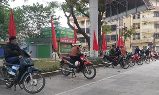  Nhiều lao động tự do tại chợ lao động Vườn hoa Hà Ðông mong ngóng việc làm. Ảnh: Võ Hóa