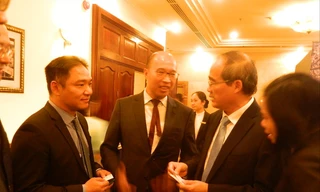 Bên lề hội nghị, Bí thư Thành ủy Nguyễn Thiện Nhân trực tiếp thuyết phục các nhà đầu tư tham gia đầu tư vào TPHCM