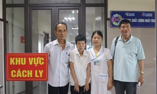 Bà Huệ (thứ 2 từ trái sang) vui mừng đoàn tụ với gia đình 