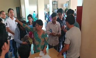 Người dân đến dự buổi gặp Chủ tịch UBND TPHCM 