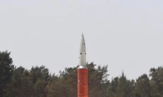 Tên lửa đạn đạo Ấn Độ thực hiện vụ thử nghiệm Ảnh: Cục Thông tin báo chí Ấn Độ/Reuters