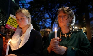 Người dân nước Anh thắp nến trong buổi cầu siêu cho 39 nạn nhân Ảnh nguồn: Báo Giao Thông 