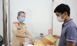 Người dân nhận biển số xe tại Hà Nội 