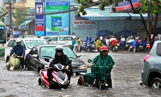 Tình trạng ngập nước, gây khó khăn trong đi lại và làm đảo lộn đời sống, sinh hoạt của hàng triệu người dân TPHCM Ảnh: PV