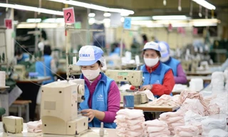 Theo đại diện Vinatex, cung ứng khẩu trang ra thị trường trong các ngày tới sẽ vẫn căng thẳng, chưa đáp ứng được yêu cầu