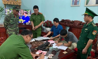 Bắt giữ, khám xét nhà các đối tượng buôn ma túy ở Tân Thanh (Lạng Sơn) Ảnh: Duy Chiến