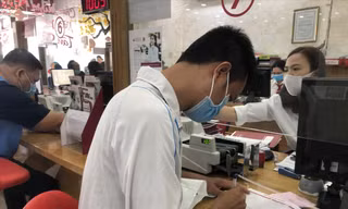 Khách hàng cần giao dịch, thắc mắc nên đến trực tiếp ngân hàng để được tư vấn. Ảnh: U.P