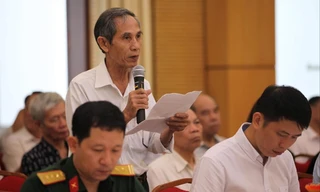 Cử tri quận Hoàn Kiếm nêu ý kiến tại buổi tiếp xúc cử tri ngày 19/6 Ảnh: Như Ý 