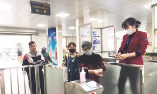 Ngoài đeo khẩu trang, các bến xe của Công ty CP Bến xe Hà Nội còn yêu cầu khách rửa tay sát khuẩn trước khi vào bến