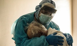 Bức ảnh nổi tiếng của Go Nakamura ghi lại cái ôm của bác sĩ Joseph Varon (Texas, Mỹ) dành cho một bệnh nhân COVID đòi về nhà với vợ trong lễ Tạ ơn