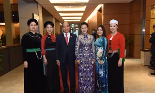  Thủ tướng Nguyễn Xuân Phúc, Chủ tịch Quốc hội Nguyễn Thị Kim Ngân cùng các đại biểu bên hành lang Ảnh: Nhật Minh