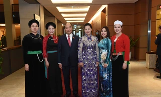  Thủ tướng Nguyễn Xuân Phúc, Chủ tịch Quốc hội Nguyễn Thị Kim Ngân cùng các đại biểu bên hành lang Ảnh: Nhật Minh