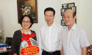 Ông Võ Văn Thưởng, Trưởng ban Tuyên giáo Trung ương, thăm hỏi tặng quà giáo sư Lê Ngọc Trà đầu năm 2020. Ảnh: Trần Nguyễn Anh 