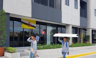 Công nhân tiếp tục công việc trong làng VĐV dù đoàn VĐV các nước đã nhập làng 