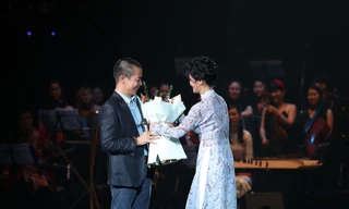 Hồng Nhung trao bó hoa bày tỏ sự trân trọng với người đã viết tặng cô Thư Hà Nội Ảnh: Hòa Nguyễn