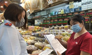 Tiểu thương chứng minh nguồn gốc thực phẩm bằng giấy tờ, hóa đơn bán hàng Ảnh: U.P