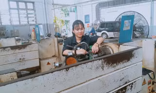 Ðỗ Thị Thu Hiền tại xưởng thực hành 