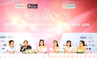 Ban tổ chức và TOP 3 trao đổi cùng báo giới sau đêm đăng quang Ảnh: HỒNG VĨNH 