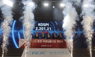 Lễ mở cửa thị trường chứng khoán Hàn Quốc năm 2020 hôm 2/1 Ảnh: AP