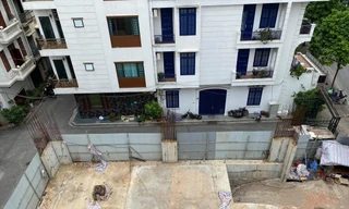 Nhà 4 tầng hầm hiện đang dừng thi công 