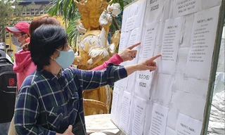 Danh sách người dân được vào hầm tro cốt dán công khai 