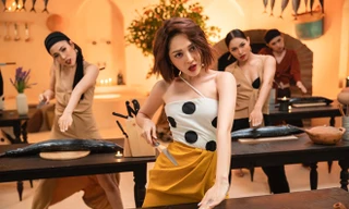 Bảo Anh thực hiện vũ đạo với dao trong phòng treo đầy cá 