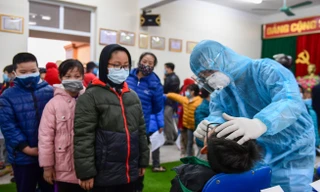 Lấy mẫu xét nghiệm cho học sinh. Ảnh: Quân Nguyễn 