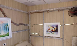 Phòng khách của một hộ dân bị nứt toác 