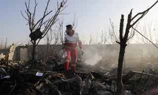 Chiếc máy bay Boeing 737 đã trúng tên lửa trước khi rơi xuống đất Ảnh: Time