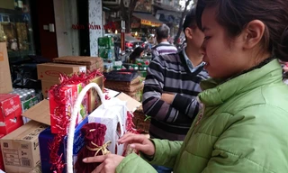 Năm nay, giỏ quà Tết bình dân thu hút người dân mua đem biếu, tặng 
