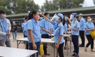 Lao động được kiểm tra thân nhiệt trước giờ làm việc 