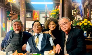 Nhà văn Ngô Thảo với bạn văn