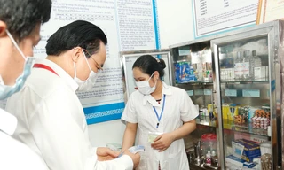 Bộ trưởng Phùng Xuân Nhạ kiểm tra phòng y tế của Trường THCS Nam Từ Liêm (Hà Nội) trước ngày thi tốt nghiệp THPT 2020