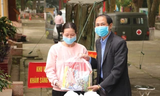 Bà Lăn (bìa trái) nhận hỗ trợ kinh phí, an tâm trở về gia đình Ảnh: DC 