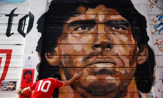 Người hâm mộ gục khóc bên bức​tranh Maradona bên ngoài SVÐ​Argentinos Juniors 