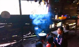 H’ Soát nấu cơm cho các em khi bố mẹ đi vắng Ảnh: H.T 