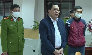 Nguyễn Ngọc Ðính (giữa) bị công an bắt ngày 19/3 