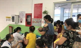 Bệnh nhi mắc bệnh hô hấp tăng cao (ảnh chụp tại Bệnh viện Nhi đồng 1 ngày 23/10) 