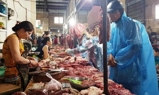 Người dân mua thịt lợn tại chợ Thương Mại (thành phố Tam Kỳ, Quảng Nam) Ảnh: H. Văn 