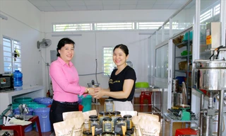 Chị Chau Ngọc Dịu (áo đen) tiếp khách hàng ẢNH: HÒA HỘI 