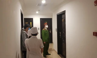 Cán bộ y tế phường Khương Đình đi kiểm tra tại một khu chung cư trên địa bàn Ảnh: Trần Hoàng