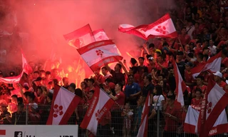 CĐV Hải Phòng đốt pháo sáng trên khán đài sân Hàng Đẫy tối 21/4 Ảnh: NHƯ Ý 