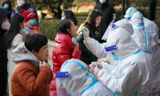 Cư dân ở thành phố Thạch Gia Trang xét nghiệm coronavirus hôm 6/1 trong bối cảnh dịch bệnh bùng phát tại địa phương