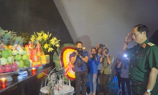 Phó Chủ nhiệm Tổng cục Chính trị QĐND Việt Nam Trần Quang Phương dâng hương tưởng nhớ các anh hùng liệt sĩ tại Nghĩa trang Liệt sỹ Quốc gia A1, tối 26/7 ẢNH: NGUYỄN MINH