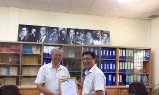 GS. TS Lương Văn Hy (trái) trong buổi làm việc tại Trường ĐH Khoa học Xã hội và Nhân văn TPHCM