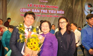 Cha đẻ” ATM gạo Hoàng Tuấn Anh cùng vợ chụp ảnh với nguyên Phó Chủ tịch nước Trương Mỹ Hoa trong buổi nhận danh hiệu Công dân trẻ tiêu biểu TPHCM năm 2020