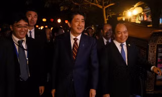 Tại Đà Nẵng, Thủ tướng Nguyễn Xuân Phúc và Thủ tướng Nhật Bản Shinzo Abe đã cùng tản bộ ở phố cổ Hội An, khai trương Không gian Văn hóa Việt -Nhật