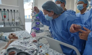  Song Nhi nhoẻn cười khi Phó Chủ tịch nước Ðặng Thị Ngọc Thịnh đến thăm Ảnh: U.P