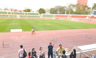 Sân vận động Thống Nhất được kiểm tra kỹ lưỡng trước khi trận đấu diễn ra. Ảnh: NHƯ Ý