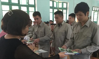 Các học viên được phát sách vở, tài liệu học tập 